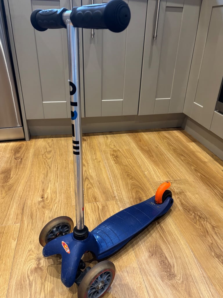 Mini Micro CLASSIC Scooter: Blue