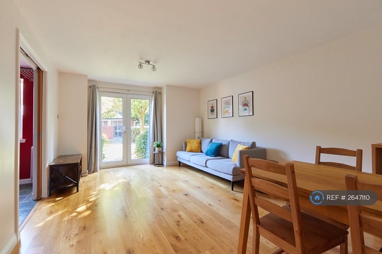 2 bedroom flat in Tytler Court, Edinburgh, EH8 (2 bed) (#2647110)