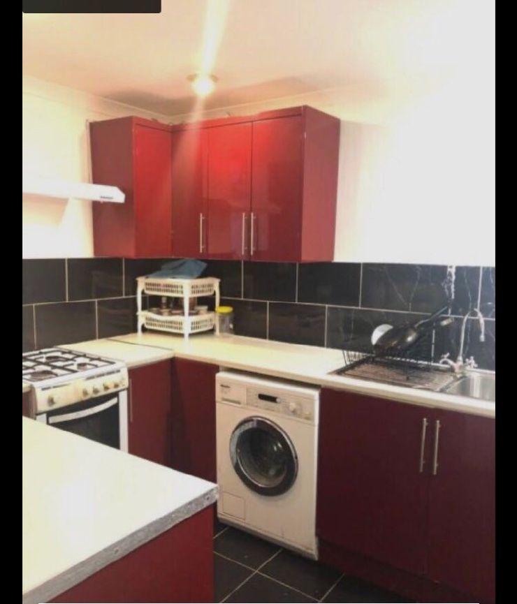 Ensuite Doubleroom available to rent. DSS Working prof couple/single. East Acton W12. £1350 pm Bills