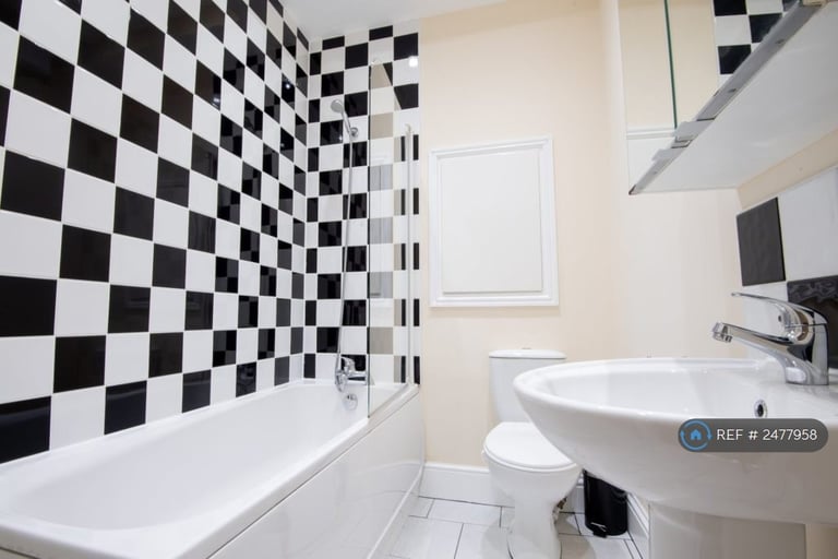 3 bedroom flat in Ashgrove, Bradford, BD7 (3 bed) (#2477958)