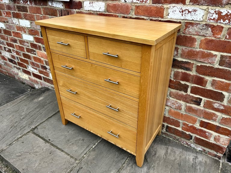 Solid Oak Chest of Drawers - Excellent Condition 