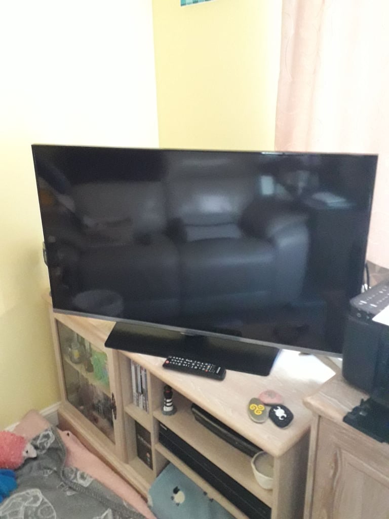 Samsung TV 40 Inch UE40H5000AK Full HD Freeview Non-Smart Working But Lights On Screen
