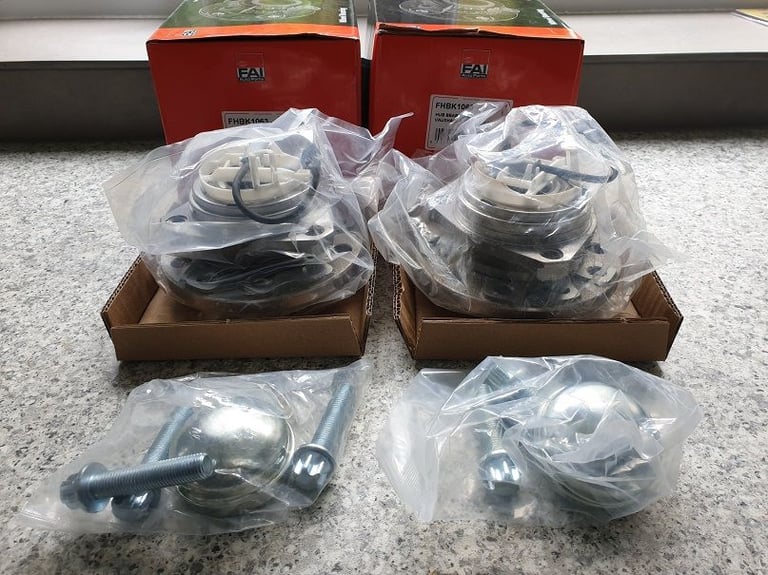 image for Vauxhall Astra 2004-2009 (Brand New) Pair of front hubs with bearings, still in in the box