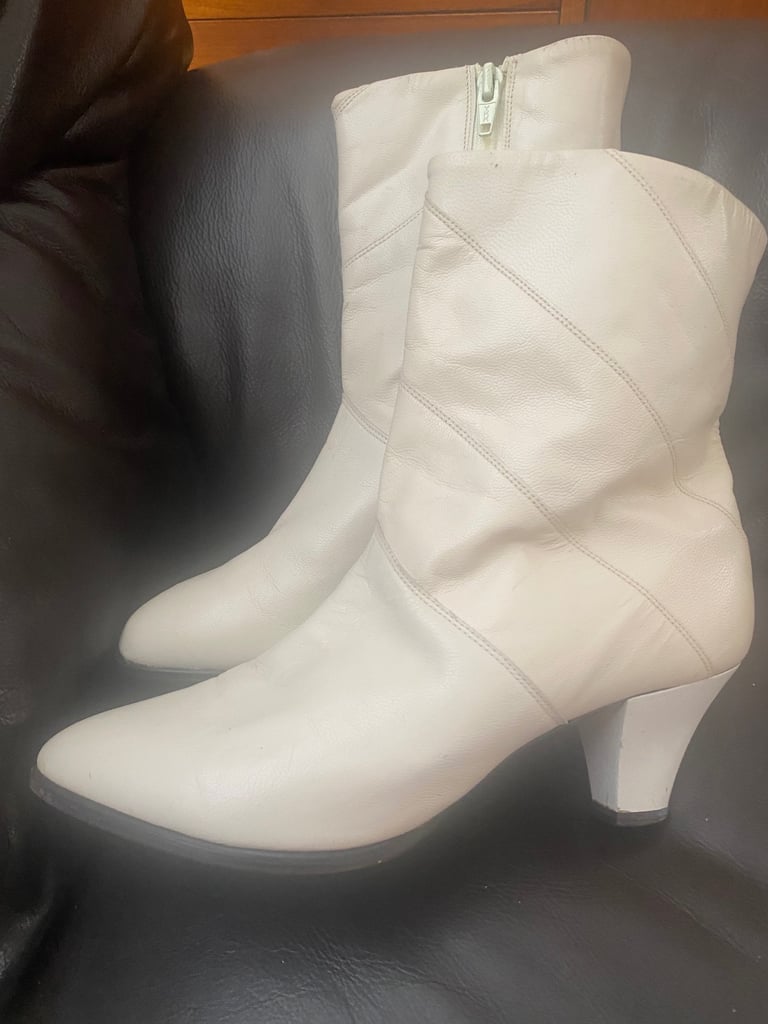 Leather Boots in beige Size 6-39 Heel height 7cm 
