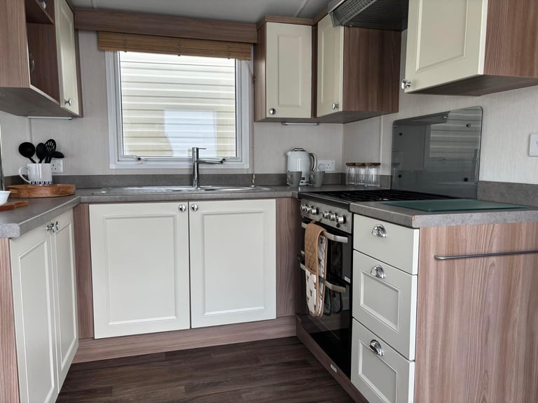 CHEAP STATIC CARAVAN FOR SALE AT BROADLAND SANDS - 11.5 MONTH OWNER SEASON!