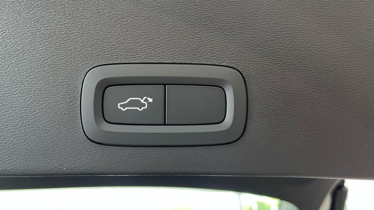 2025 Volvo XC40 Core, B3 Mild hybrid, Petrol ESTATE Petrol/Electric Hybrid Automatic