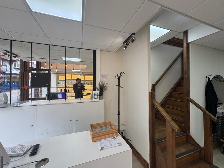 Fully fitted salon to let