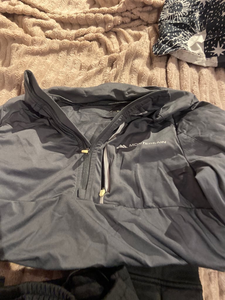 montrain  jogging bottoms and 2 jumpers 