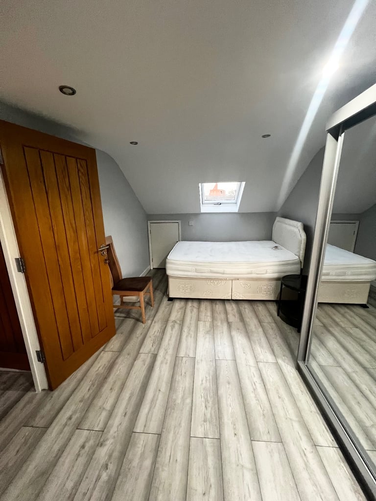 DOUBLE ROOM TO LET AT LEYTON  E10 6AU AREA FOR FEMALES ONLY. 