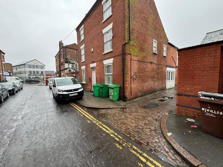 Cheap secure Garage to rent, with parking, behind 118 Alfreton road, NG7  