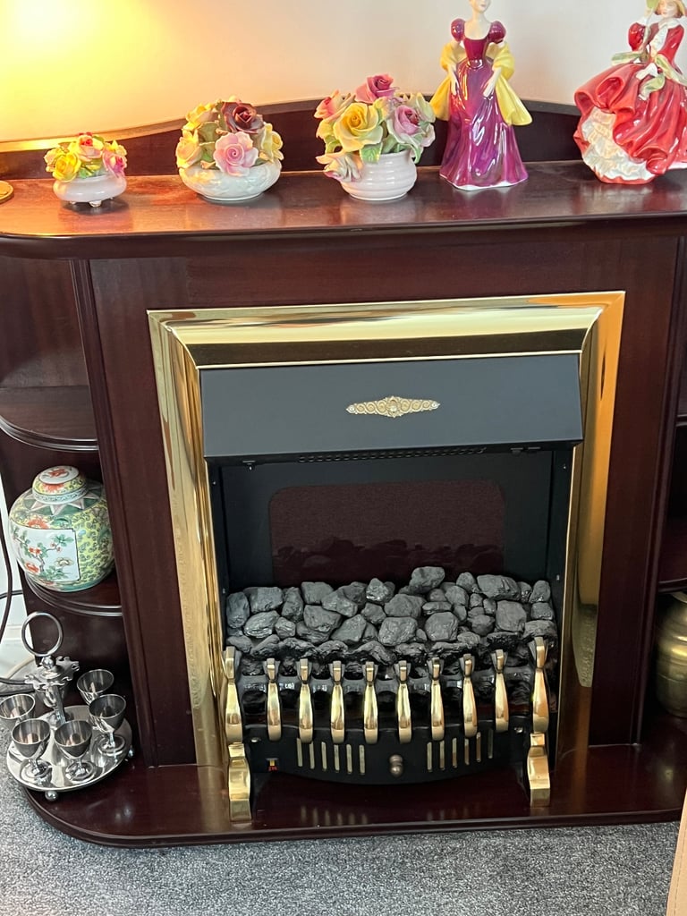 Fireplace surround with fire insert 