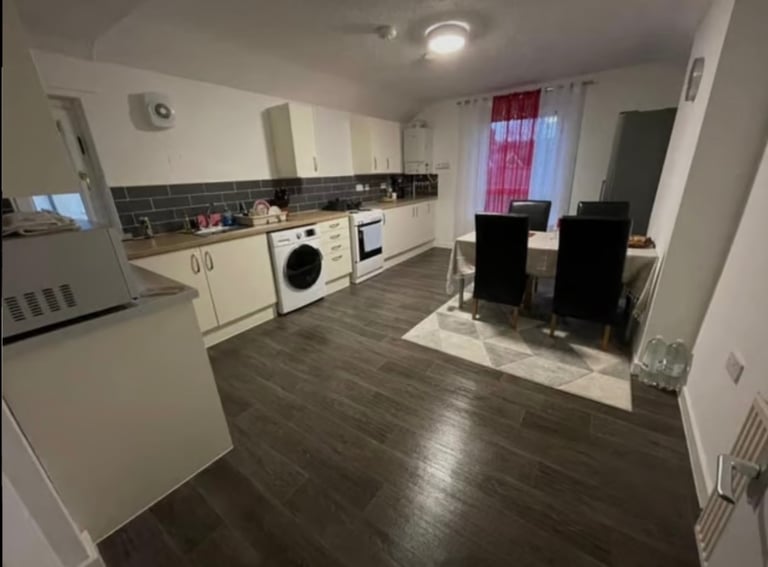 ROOM TO RENT 