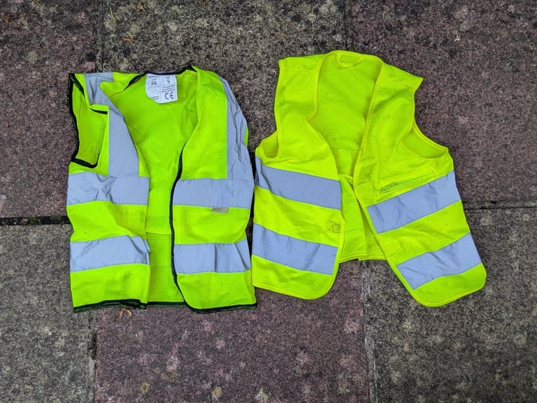 Kids Bike age 3 to 6, 15 inch wheels, 2 hi-vis vests and helmet, wide tyres, prop stand 