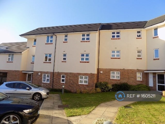 2 bedroom flat in Gray Court, Stevenage, SG1 (2 bed) (#1605211)