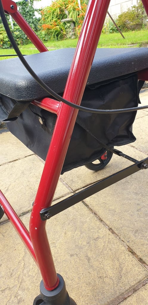Walking aid with seat 