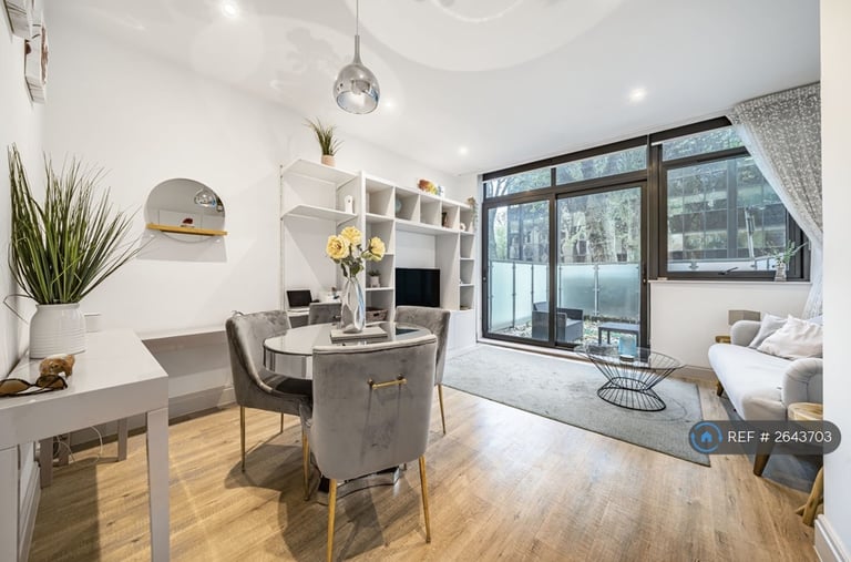 1 bedroom flat in Chiswick High Road, London, W4 (1 bed) (#2643703)