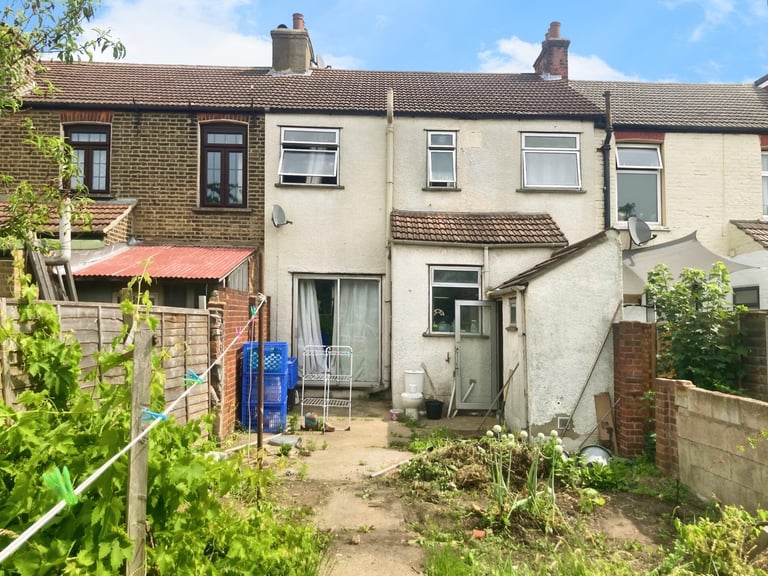 4 bedroom house in 4-Bedroom House for Sale, IG11