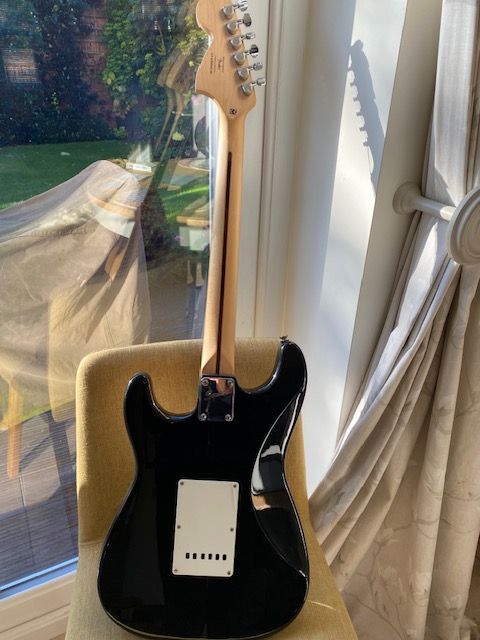 Squier Strat Fender Electric Guitar plus Fender Frontman 15Gamp