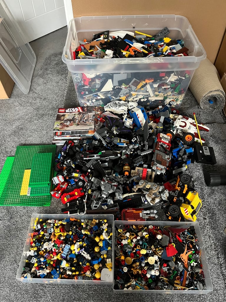 image for Lego 24kg incl 170 minifigures + over 60 instructions. 