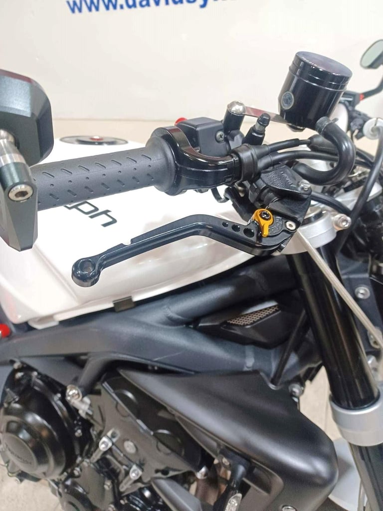 Triumph Street Triple 675-R 61-REG ONLY 411 DRY MILES WITH EXTRAS £5399.OTR