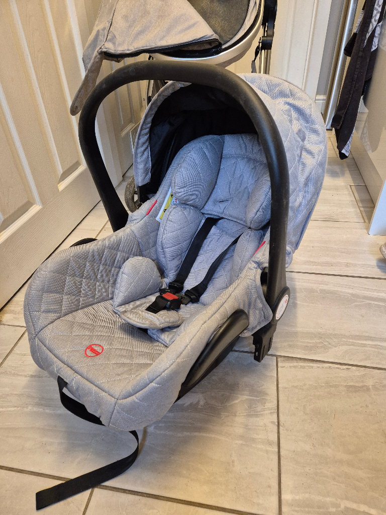 Pushchair and carry tot interchangable.