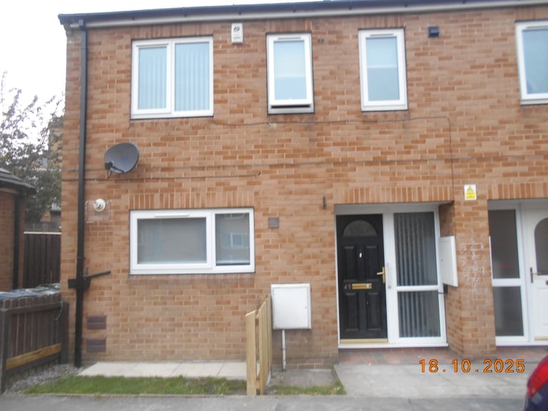 Excellently presented 3 bed mid townhouse with beautifull outlook over Chellow Dene.