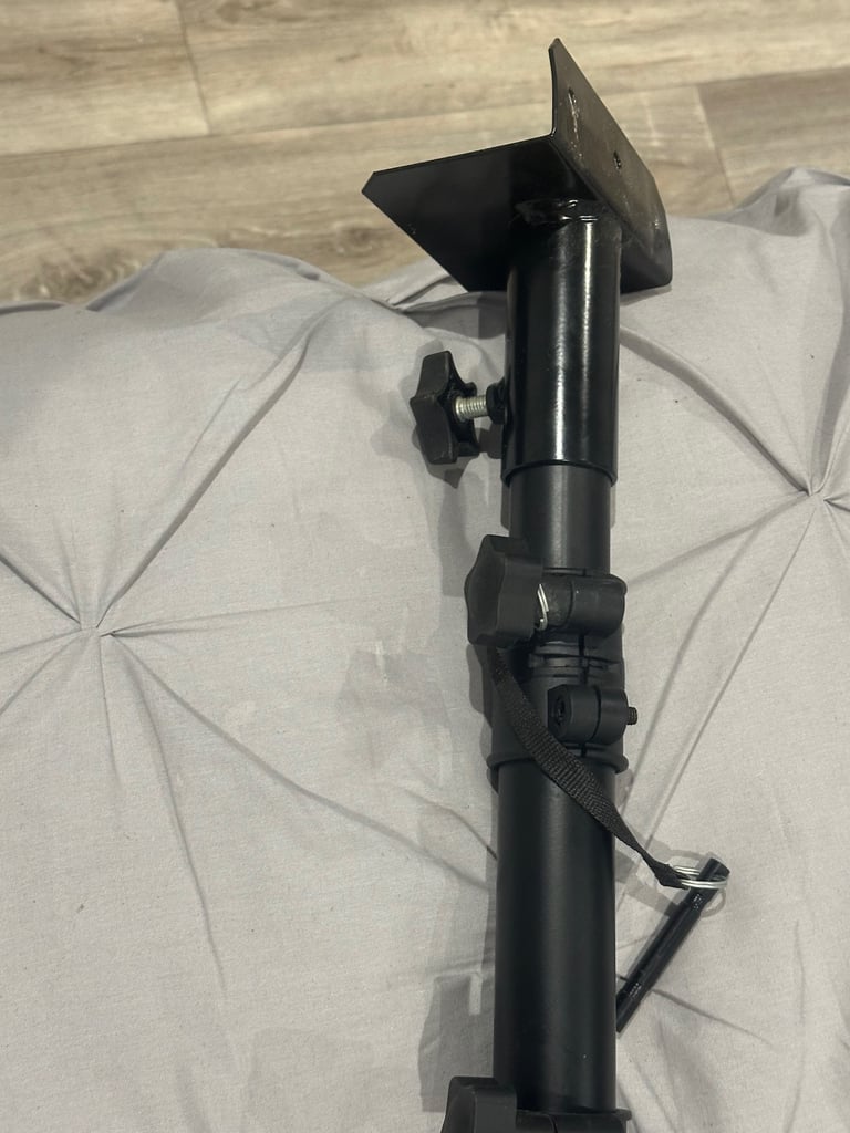 Unicorn tri dartboard stand (like new )