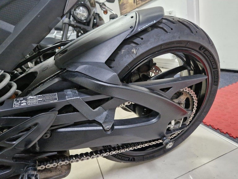 SUZUKI GSX-S 1000 IN GRAY