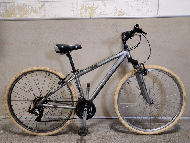 image for Trek 7000 Hybrid Bike 1