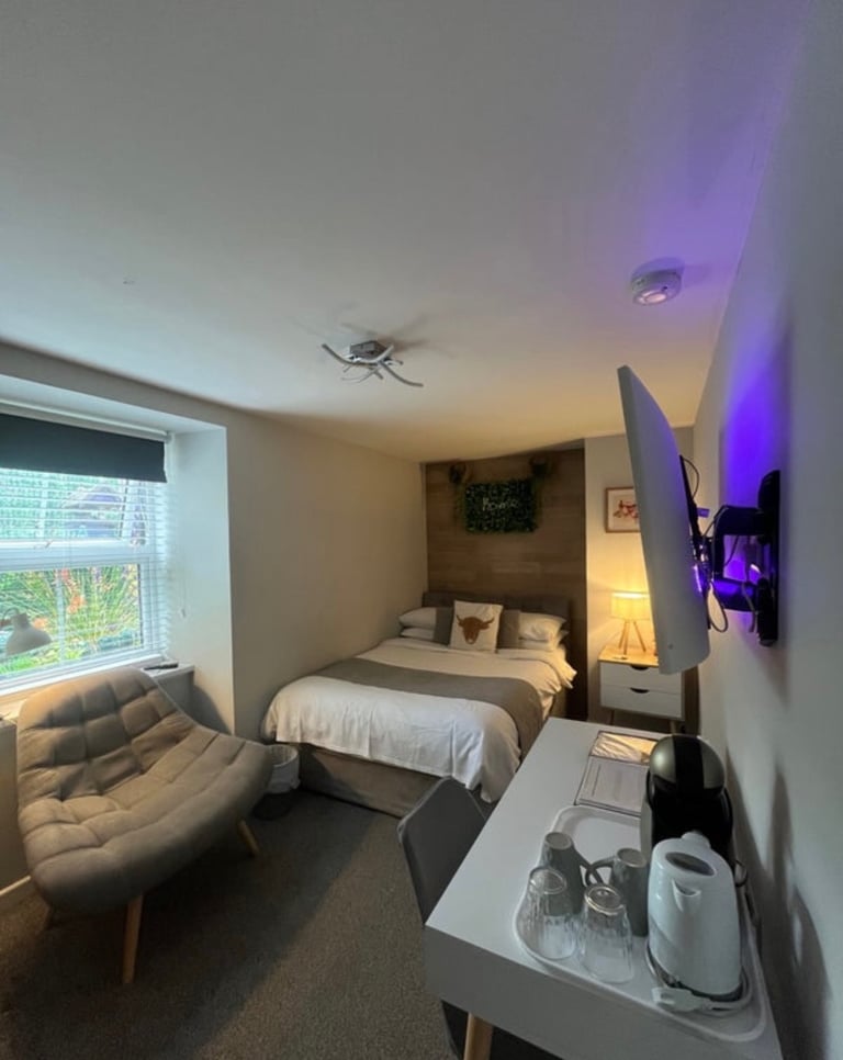 Private En-Suite Double Room. Short term let. 