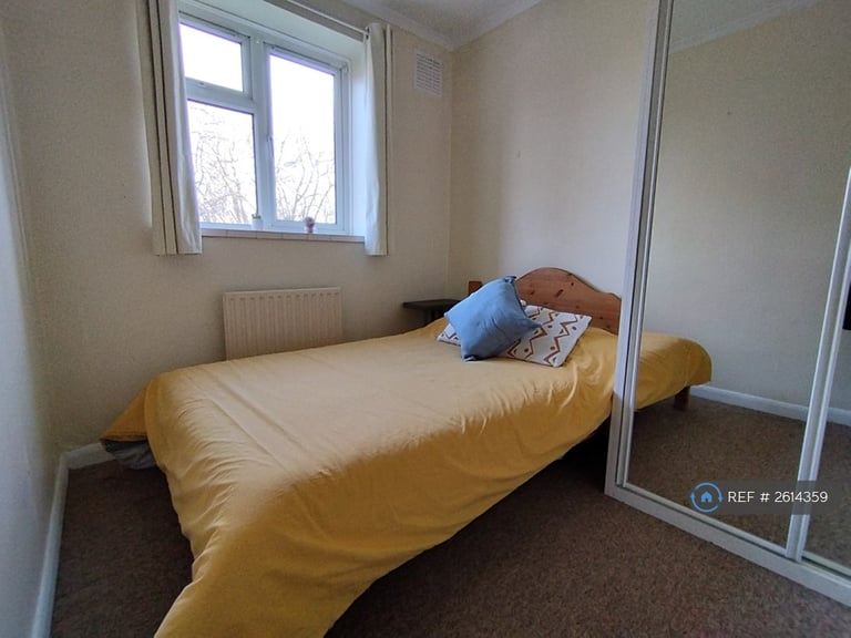 3 bedroom flat in Spencer Park, London, SW18 (3 bed) (#2614359)