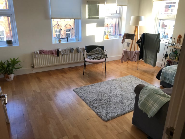 Large 2 bedroom penthouse in Balham SW12