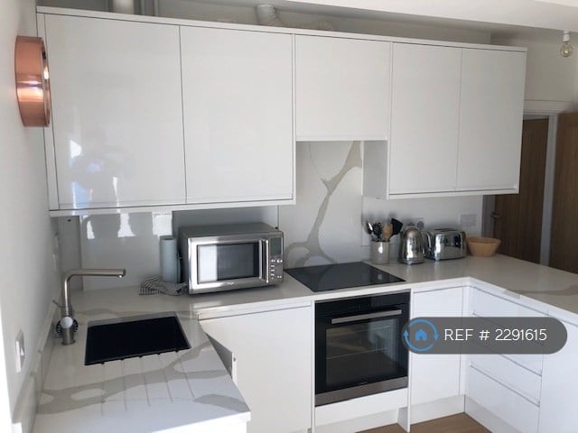 2 bedroom flat in Sandgate High Street, Sandgate, Folkestone, CT20 (2 bed) (#2291615)