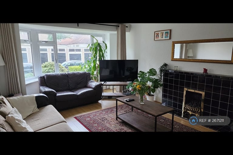 3 bedroom flat in Chesterfield Court, Glasgow, G12 (3 bed) (#2671211)