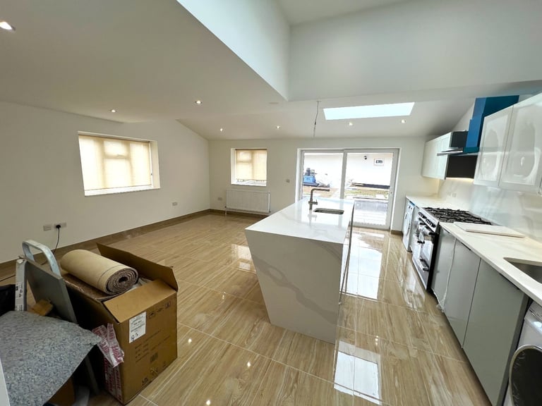 Out class spacious 5 bedrooms semi-detached house in Bakingside, Ilford --Company let allowed