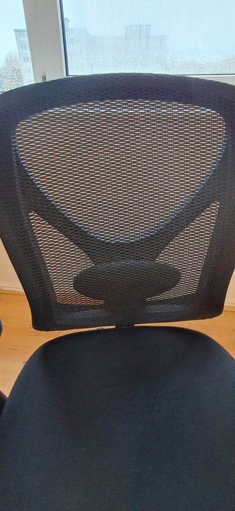 Ergonomic Mesh Office Chair with Silicone Wheels – Excellent Condition