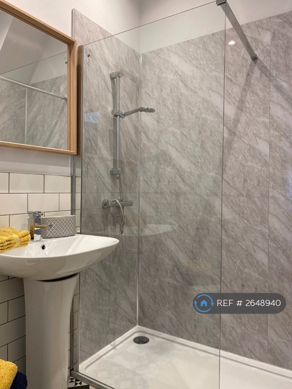 6 bedroom house in Halkyn Avenue, Liverpool, L17 (6 bed) (#2648940)