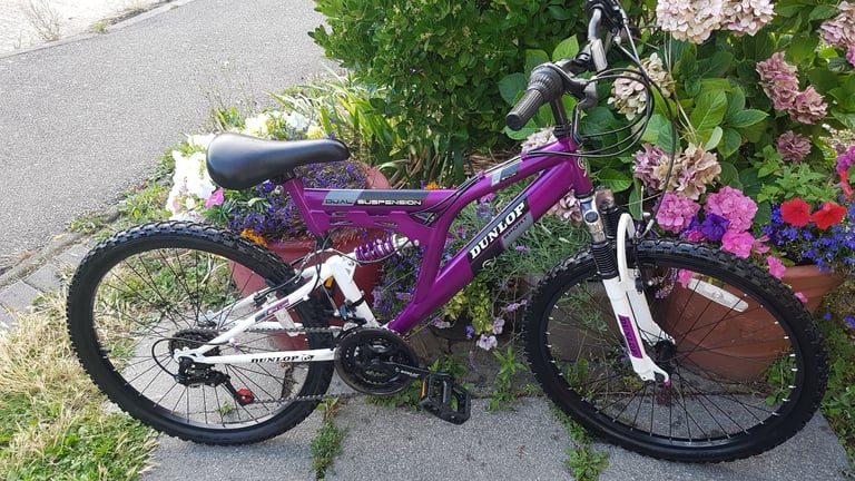 DUNLOP 24" WHEEL BIKE 17" FRAME IN GREAT CLEAN CONDITION AGE 13+
