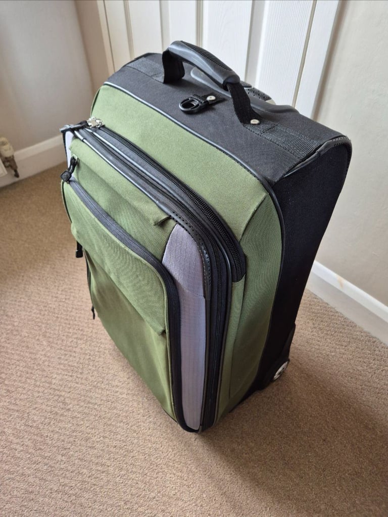Columbia expandable 66cm tall x 40cm wide x 29cm deep multi-pocket wheeled
