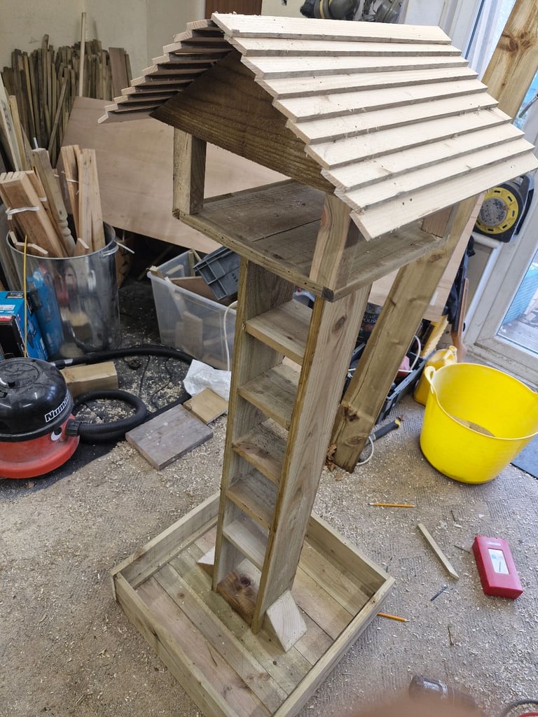 Free standing bird feeder