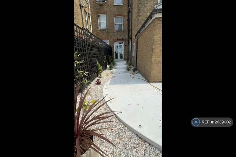 2 bedroom flat in San Remo Parade, Westcliff-On-Sea, SS0 (2 bed) (#2639002)