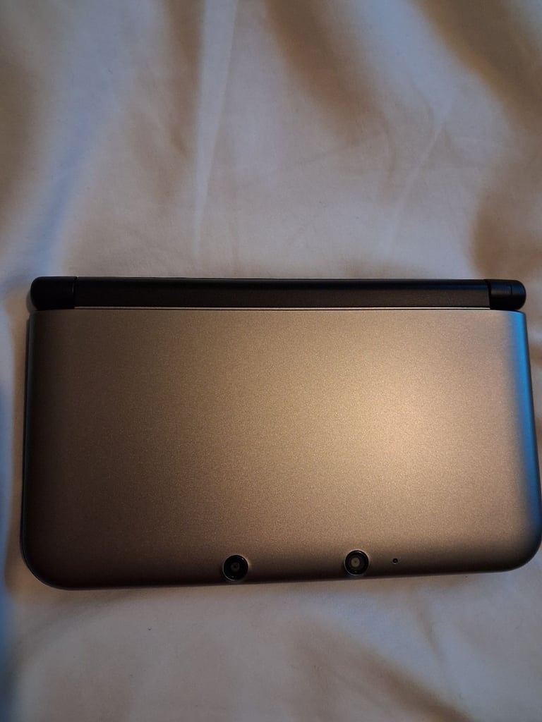 Silver Nintendo 3DS XL Package. Excellent condition. No scratches. Barely used.
