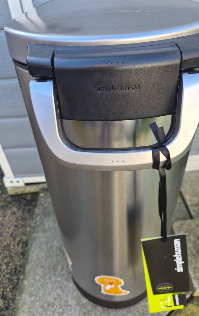 Simple human pet food bin 