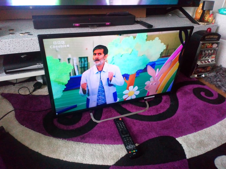 for sale jvc 32" widescreen tv with freeview and remote control £25