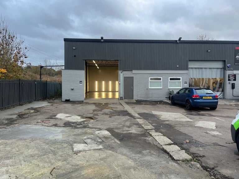 Commercial unit to let in Sandy 