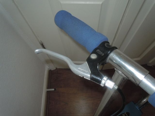 LIGHTWEIGHT KICK SCOOTER WITH HAND BRAKE