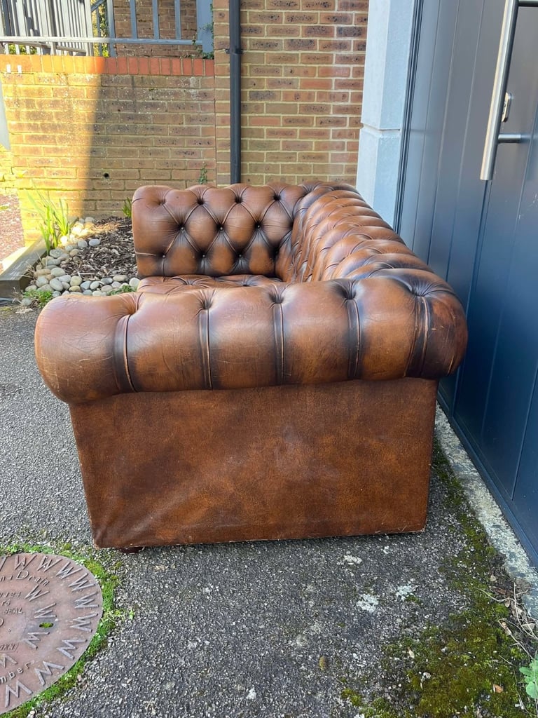 Stunning Fully buttoned Whisky Brown Leather Chesterfield 2-Seater Club Sofa