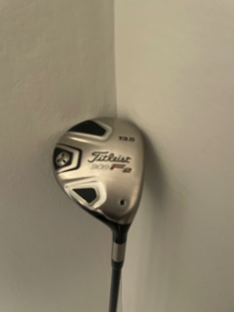 TITLIEST 909 F2 13.5 DEGREE FAIRWAY WOOD WITH A GRAPHITE REGULAR SHAFT