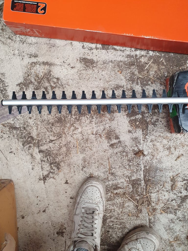 BLACK+DECKER Corded 550W Hedge Trimmer with 51cm Blade, 