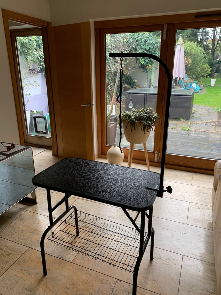 Dog grooming table